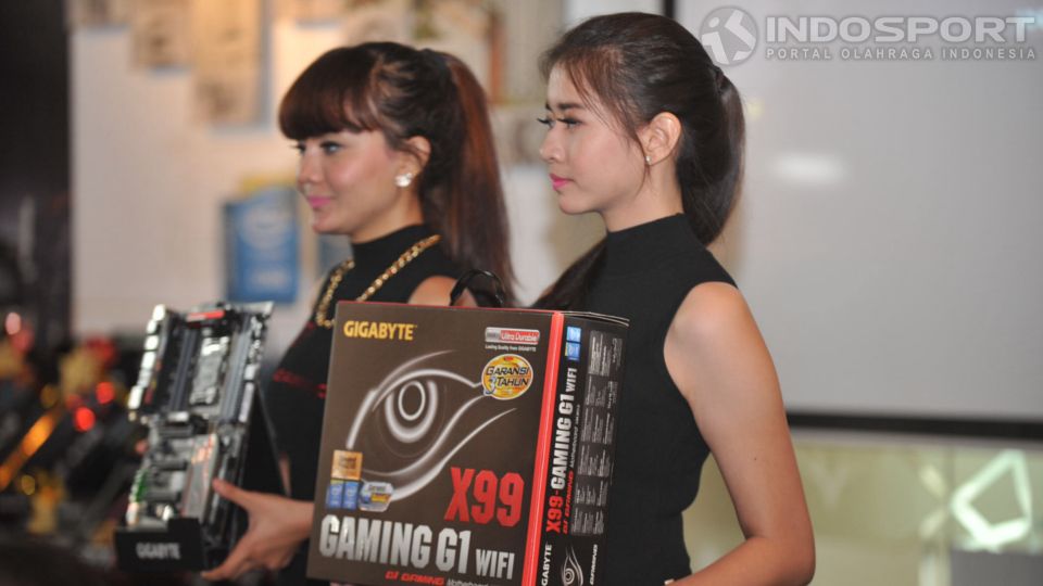 Dua orang model memperkenalkan Gigabyte GA- Z97X-Gaming G1 Gaming Motherboards. Copyright: © Ratno Prasetyo/INDOSPORT